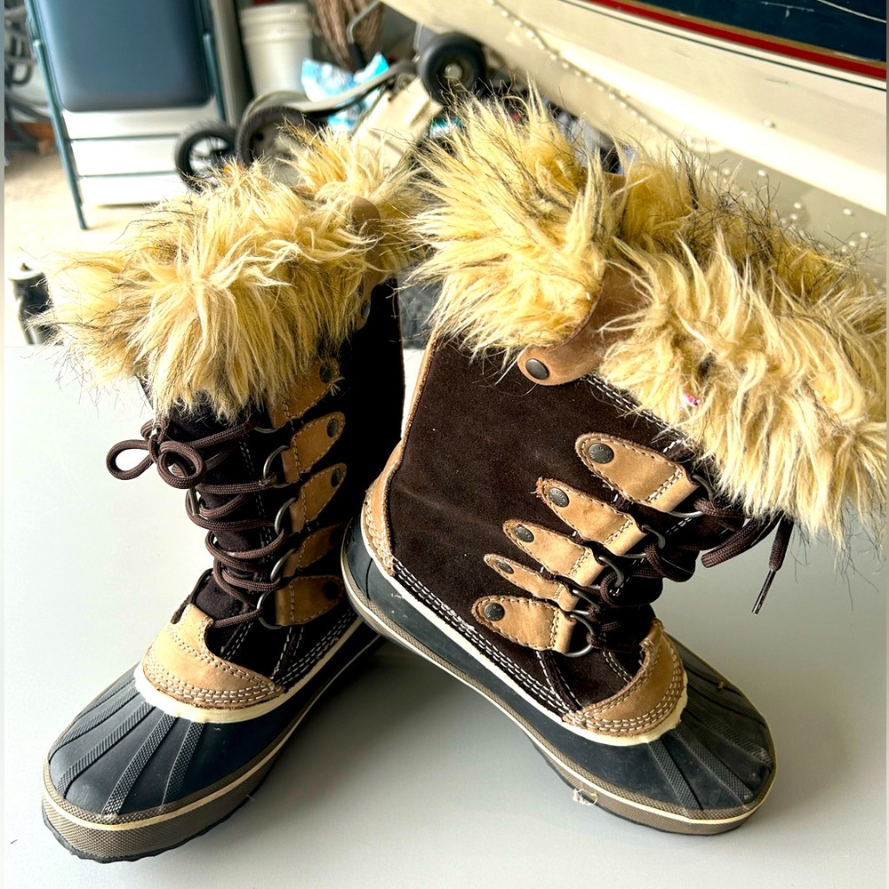 WindRiver Women’s Fluffy Top Winter Boots (Women’s 7-8)